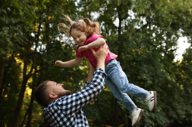 Babalar Günün kutlu olsun. Babası ve küçük kızı birlikte parkta vakit geçiriyorlar.
