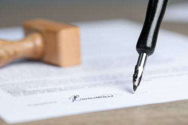 Masada dolma kalemle noter belgesi imzalanması, seçici odak