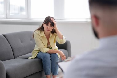 Ofiste hastayla çalışan profesyonel psikolog, seçici odaklanma