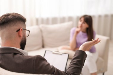 Ofiste hastayla çalışan profesyonel psikolog, seçici odaklanma