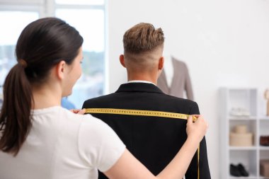 Atölyedeki adama terzi ceketi.