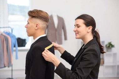 Atölyedeki adama terzi ceketi.