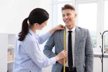 Atölyedeki adama terzi ceketi.