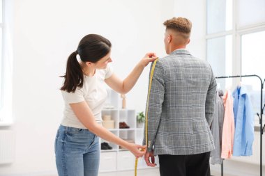 Atölyedeki adama terzi ceketi.