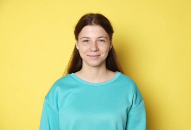 Sarı arka planda genç bir kızın portresi