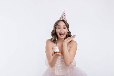 Doğum günü kutlaması. Beyaz arka planda kek yiyen kadın.