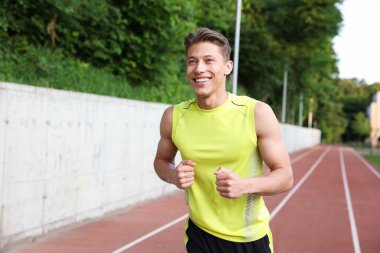 Stadyumda koşan bir sporcu. Sağlıklı yaşam tarzı