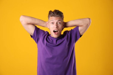 Turuncu arka planda şaşırmış bir adamın portresi