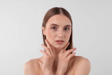 beyaz zemin üzerinde çekici bir genç kadın portresi