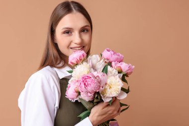 Koyu bej arka planda güzel şakayık demeti olan çiçekçi, mesaj için yer.