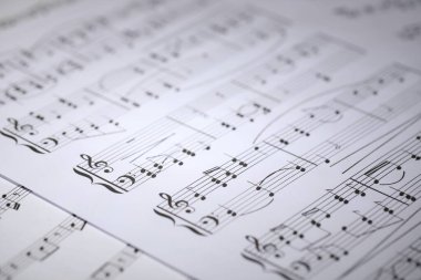 Arkaplan olarak notaları olan sayfa, kapat