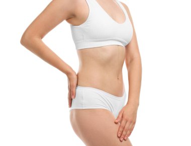 Beyaz arka planda iç çamaşırlı kadın, yakın plan.