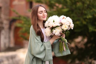 Güzel şakayık demeti olan çekici bir kadın.