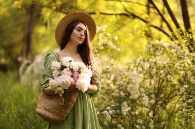 Parkta şakayık demeti olan güzel bir kadın. Metin için boşluk