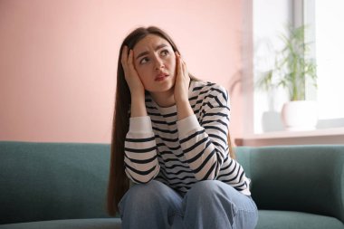 Evdeki koltukta paranoyadan muzdarip bir kadın