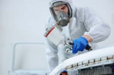 Kaportacıda çalışan bir işçi, seçici odaklı.