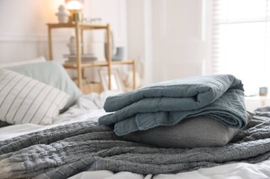 İçerideki yatakta temiz çarşaflar. Ev tekstili