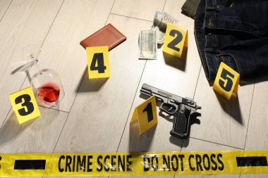 Adli tıp uzmanlığı. Kanıt, işaret ve polis bandıyla dolu olay yeri.