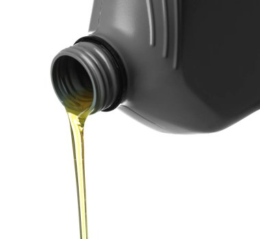 Beyaza izole edilmiş gri teneke kutudan motor yağı dökülüyor