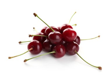 Birçok taze kiraz beyazda izole olur.