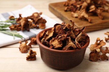 Kurutulmuş mantar mantarları açık ahşap masada, yakın plan.