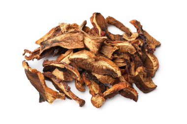 Kurumuş mantar parçaları beyaza izole edilmiş.