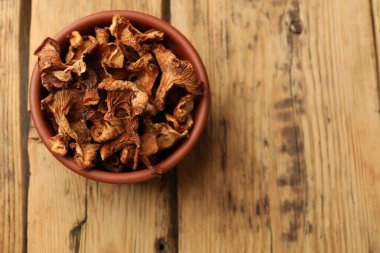 Ahşap masada kurutulmuş mantar mantarı, üst manzara. Metin için boşluk