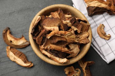 Kurutulmuş mantarlar ahşap masada, düz yatıyordu.