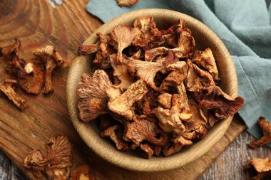 Kurutulmuş mantarlar ahşap masada, düz yatıyordu.