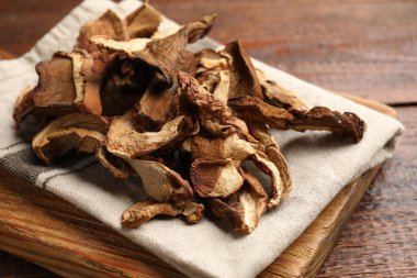 Kurutulmuş mantarlar ahşap masada, yakın plan.