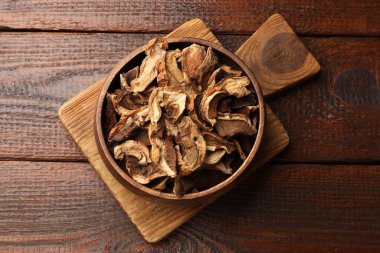 Ahşap masanın üstünde kurumuş mantar mantarı.