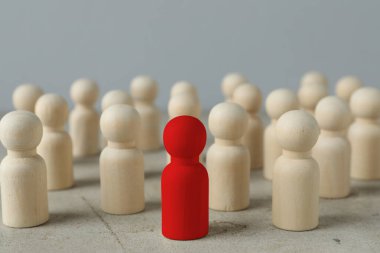 Dağılabilirsiniz. Işık masasındaki ahşap figürler arasında kırmızı bir figür