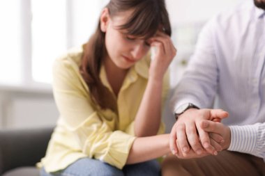 Ofisteki terapi seansında hastaya destek veren psikolog, seçici odaklanma