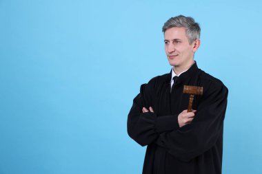 Açık mavi arka planda çekiçli yargıç. Metin için boşluk