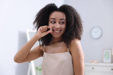 Kolajen haplı güzel Brezilyalı kadın.