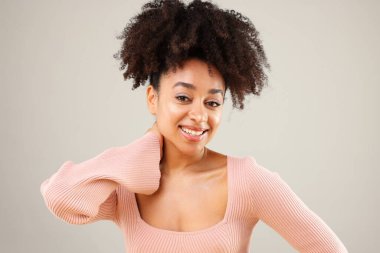 Gri arka planda güzel Brezilyalı kadın portresi