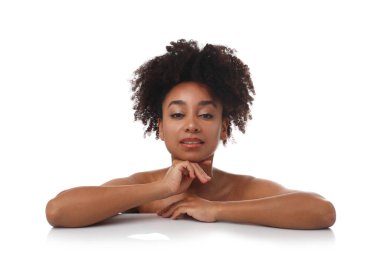 Beyaz arka planda spa tedavisinden sonra güzel Brezilyalı kadın portresi