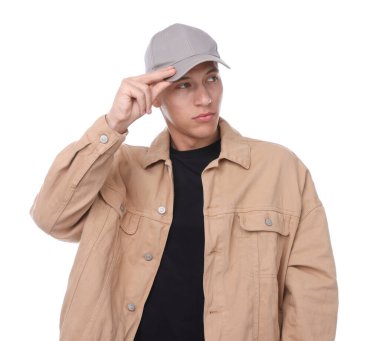 Beyaz arka planda şık gri beysbol şapkası giyen genç bir adam.