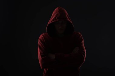 Anonimlik. Karanlıkta yüzünü saklayan bir adam