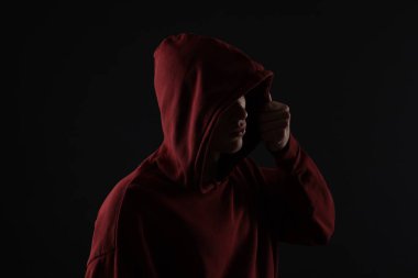 Anonimlik. Karanlıkta yüzünü saklayan bir adam