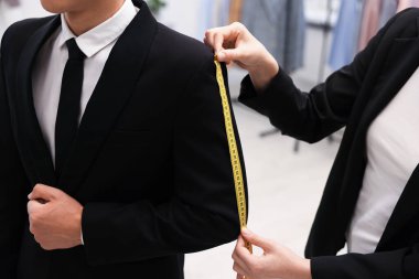 Atölyedeki adama terzi ceketi, yakın plan.