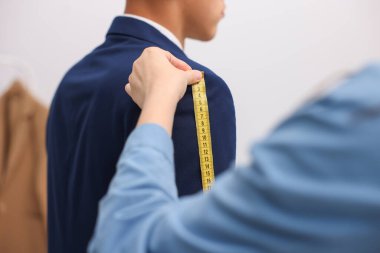 Atölyedeki adama terzi ceketi, yakın plan.