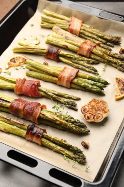 Pastırmalı ve baharatlı kuşkonmaz pişirilmiş, yakın plan.