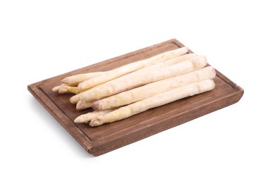 Birçok çiğ kuşkonmaz mızrağı beyaza izole edilmiş.