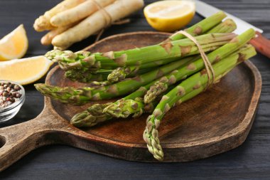 Farklı çiğ kuşkonmaz mızrakları, baharatlar ve bıçak.