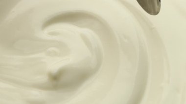 Kaşıkla lezzetli yoğurt alıp, yakından çekiyoruz. Kamera sola hareket ediyor