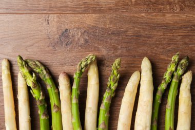 Tahta masada farklı çiğ kuşkonmaz mızrakları var. Metin için boşluk