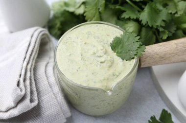 Gri masada nefis kişniş sosu, yakın plan.