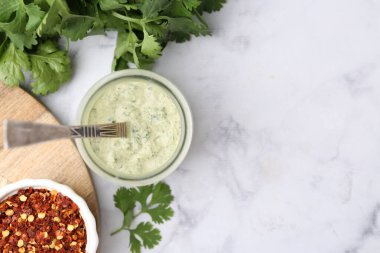 Hafif mermer masada nefis kişniş sosu ve baharatlar. Metin için boşluk