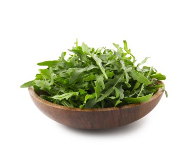 Taze yeşil roka yaprakları beyaz kasede izole edilmiş.